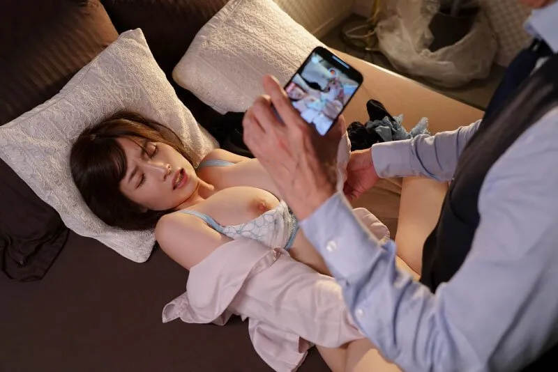 Tiền bối chuốc thuốc em thư ký bắt địt cả đêm khi đi công việc xa