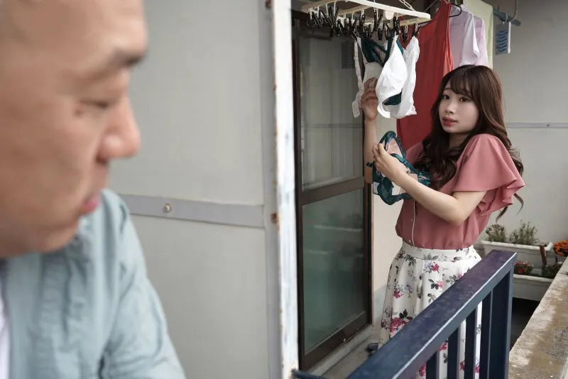Gã nhà kề bên chuyên soi mói và cặp cô vợ chồng yêu thường xuyên rên la quá to